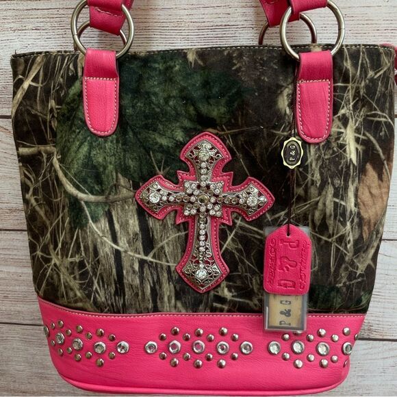 NEW WITH TAGS P‎ & G COLLECTION CAMO AND HOT PINK EMBELLISHED CROSS BAG - Picture 3 of 11